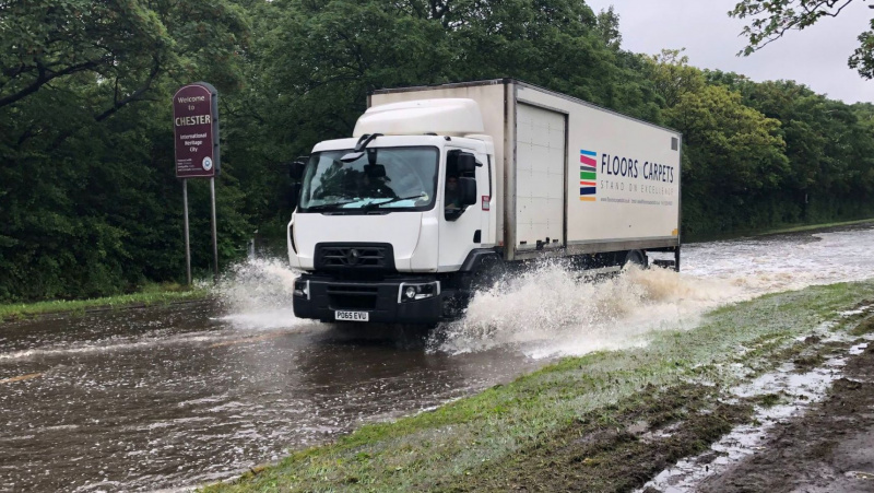 JK laukiama dar daugiau lietaus, perspėjama dėl pavojaus gyvybei