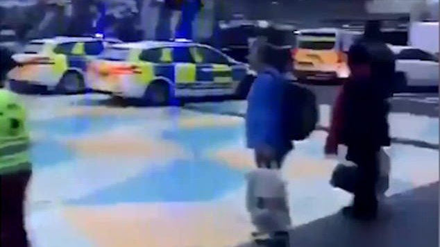 100 jaunuolių gauja Londone susirėmė su policija, nukentėjo 4 pareigūnai [VIDEO]