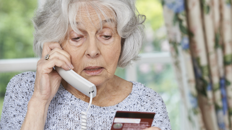 Vis daugiau vidutinio amžiaus žmonių JK tampa „pinigų mulais“