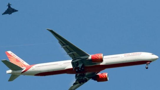 Londone leidosi keleivinis lėktuvas, buvo pranešta apie bombą