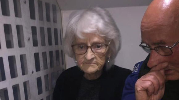 Policija sulaikė 93-erių senolę, artimieji pareigūnams nuoširdžiai padėkojo