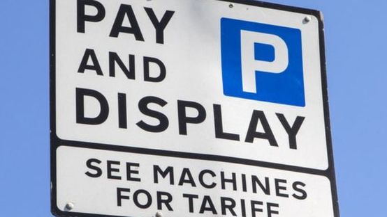 Anglijos tarybos tikisi rekordinio pertekliaus iš mokesčių už automobilio parkavimą