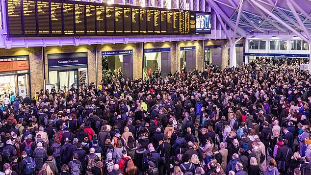 Žmonės masiškai bėga iš Londono: išvykstančiųjų skaičius pasiekė rekordines aukštumas