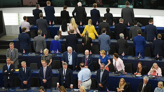 Į EP išrinkti 29 „Brexit“ partijos nariai pirmąją dieną sukėlė skandalą