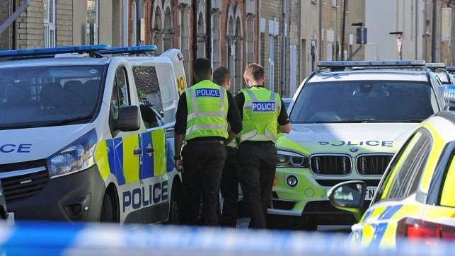 Tragedija lietuvių šeimoje Peterboroughe: moteris nužudyta, sužeistas devynmetis ligoninėje