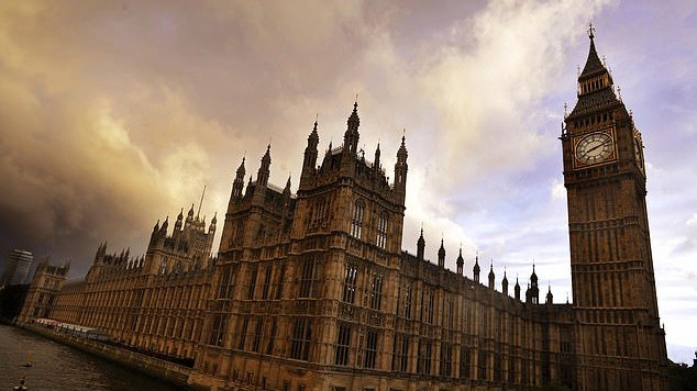 Šokiruojanti ataskaita: JK parlamente – krūtų grabinėjimas, pliaukšėjimas per užpakalį