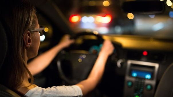 Anglijoje svarstoma drausti „žaliems“ vairuotojams vairuoti naktį