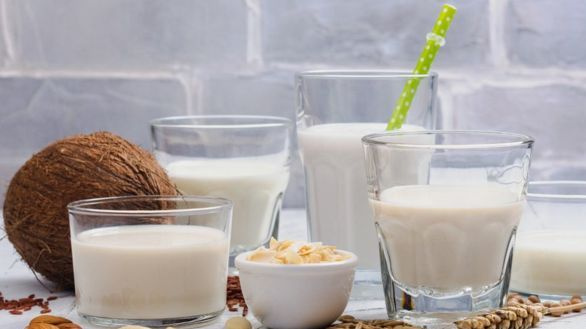 Ketvirtadalis JK gyventojų renkasi augalines karvės pieno alternatyvas