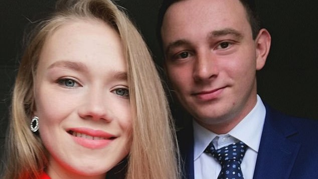 Lietuvei per diplomų įteikimo ceremoniją JK pasipiršęs vaikinas ... susilaukė didžiulės kritikos