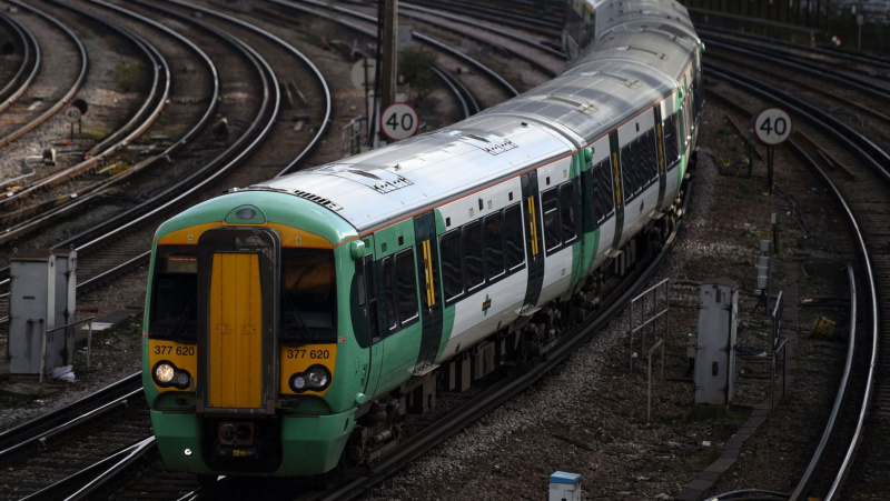 Dėl gaisro Londone sutriko traukinių eismas tarp London Victoria ir Clapham Junction