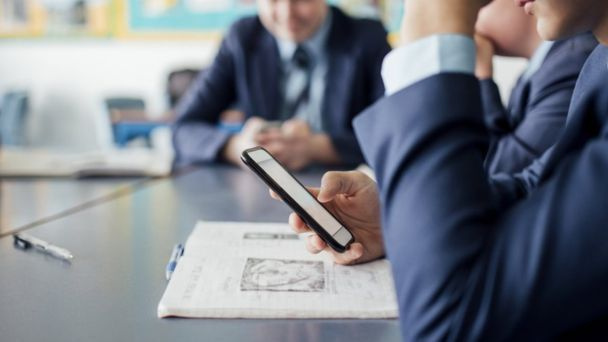 Apklausa JK: pusė tėvų nori, kad mokykloje būtų uždrausti mobilieji telefonai