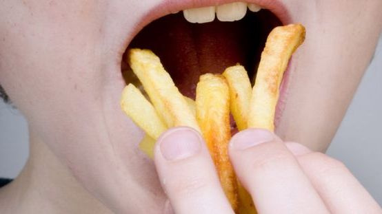 Vien skrudintas bulvytes ir čipsus valgęs britas paauglys ... apako