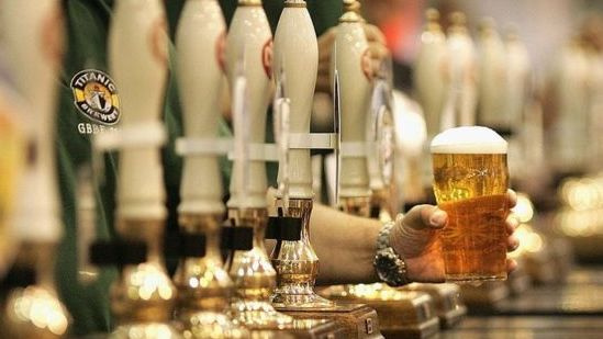 Pasiūlymas JK: brangesnis alkoholis parduotuvėse siekiant padėti aludėms