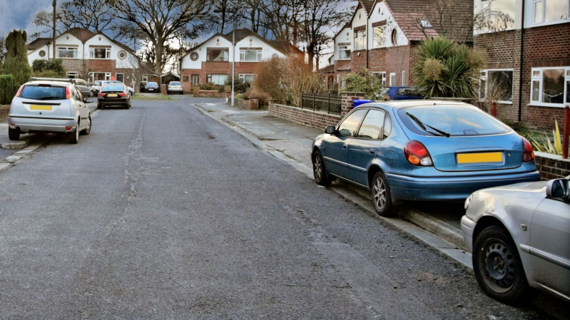 Anglijoje svarstoma uždrausti statyti automobilį ant šaligatvio