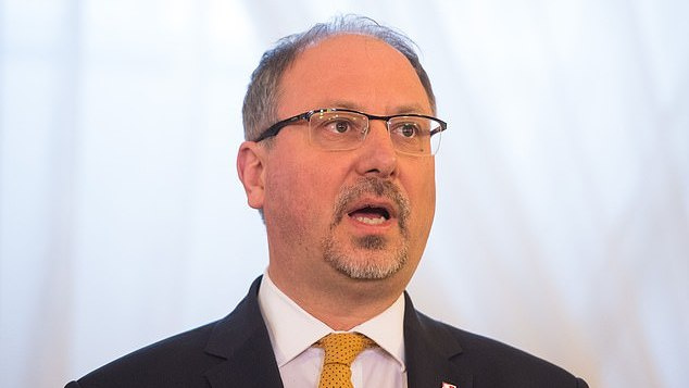 Lenkų ambasadorius pakvietė 800 tūkst. JK gyvenančių tautiečių po „Brexit“ grįžti namo