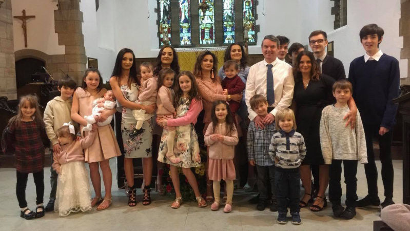 Gausiausia Anglijos šeima laukiasi 22-ojo vaikelio