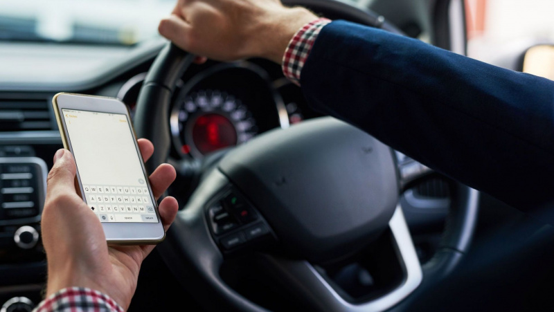 Prie vairo vos palietus telefoną JK grės baudžiamoji atsakomybė
