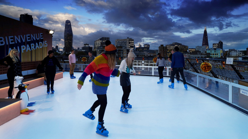Londone žiemos pramogas išmėginti kviečia čiuožykla ant stogo