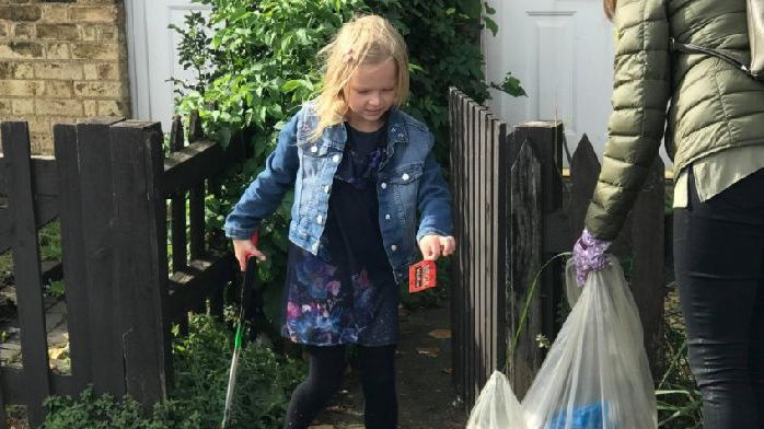 Peterborougho lietuviai surengė šiukšlių rinkimo akciją Millfielde