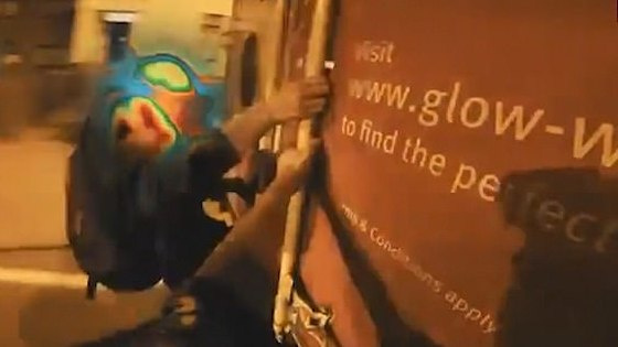 Paslaptingasis lietuvis vlogeris „shiey“ pasivažinėjo Londone ... įsikabinęs į sunkvežimį [VIDEO]