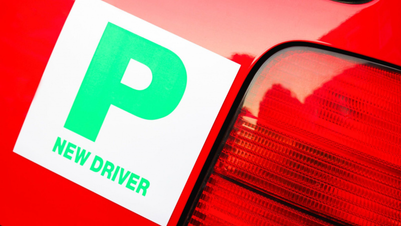 Atskleidė, kur „žali“ vairuotojai JK padaro daugiausia pavojingų klaidų