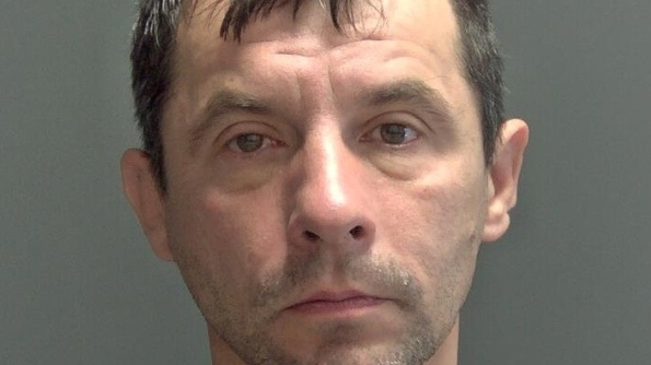 Gimtinėje dėl nužudymų kalėjęs lietuvis JK už grotų pateko dėl peilio