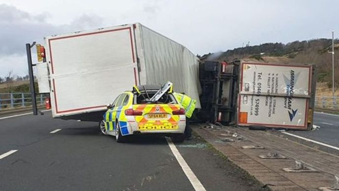 Tikras laimės kūdikis: JK policininkas išvengė sužeidimų, kai ant jo ... užvirto sunkvežimis [VIDEO]