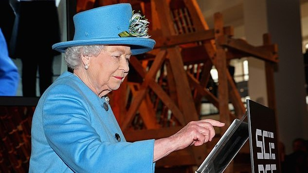 Britanijos karalienė nori daugiau „like'ų“, ieško socialinių tinklų eksperto