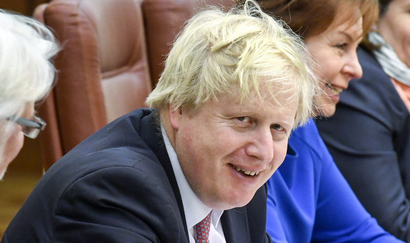 B. Johnsonas apsisprendė: britai su milijardieriais šampano Davose negers 