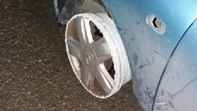 JK policija greitkelyje sustabdė girto vyro vairuojamą automobilį ... be priekinių padangų