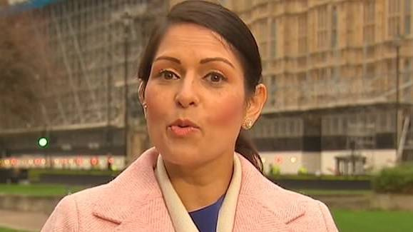 JK vidaus reikalų sekretorė užsipuolė per daug nuo pigios ES darbo jėgos priklausantį verslą