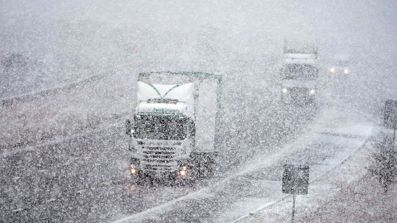 Keliaujančių laukia problemos: JK gyventojai perspėjami dėl sniego, plikledžio ir žemos temperatūros