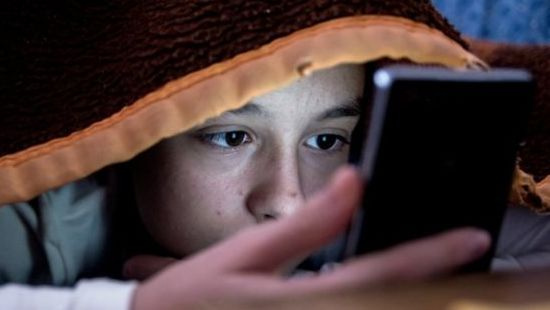 Tyrimas: daugiau nei pusė vaikų JK miega su šalia padėtu telefonu