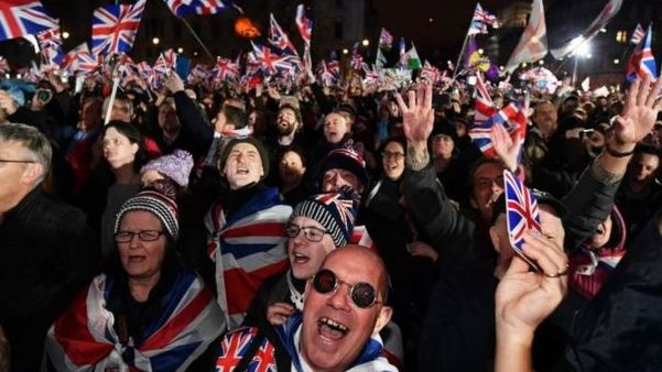 ES lyderiai reiškia liūdesį dėl JK išstojimo, o JK švenčia