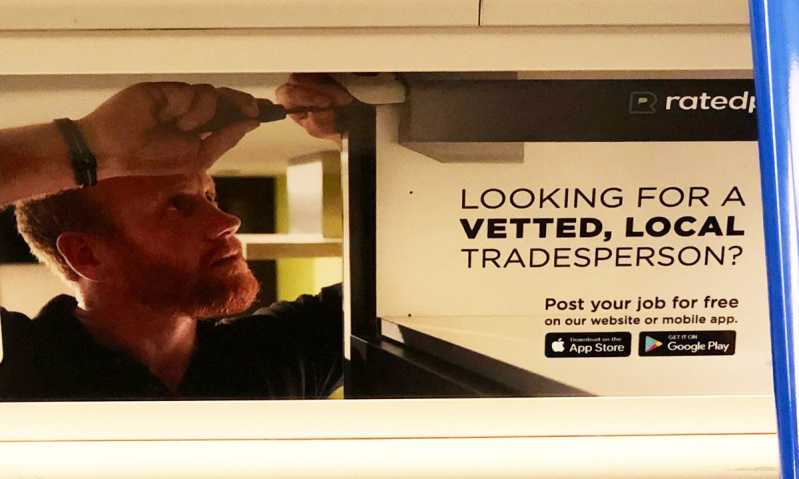 Princas Harry ieško darbo? Internete plinta reklama su jo antrininko atvaizdu