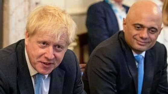 Rokiruotės JK vyriausybėje: dalis ministrų atleista, iždo kancleris pasitraukė pats