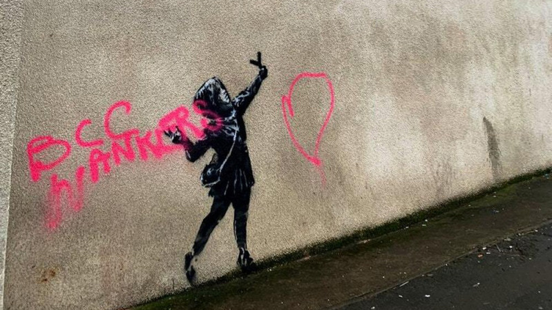 Anglijoje uždengtas vandalų sugadintas garsiojo Banksy kurinis