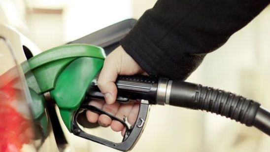 Degalų kainos stumtelėjo infliaciją JK iki aukščiausio lygio per 6 mėnesius