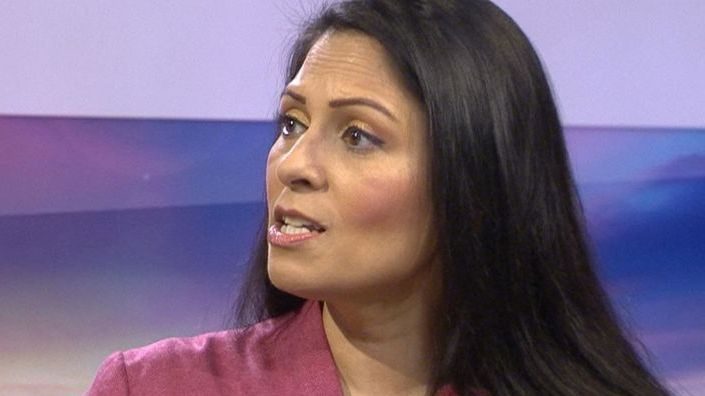 JK ministrės kalbos apie tai, kad „neaktyvūs“ britai užpildys imigrantų darbo vietas, susilaukė kritikos bangos