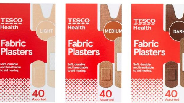 „Tesco“ pradės prekiauti įvairių spalvų pleistrais, kad atspindėtų rasinę įvairovę šalyje