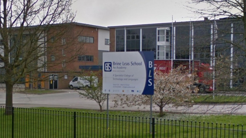 Mokiniams grįžus iš slidinėjimo kelionių Italijoje, JK dėl koronaviruso uždarytos trys mokyklos