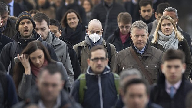 Pasaulinė apklausa: JK gyventojai labiausiai atsipalaidavę dėl koronaviruso