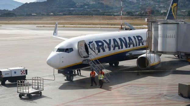 Aviakompanijos dėl koronaviruso atšaukia tūkstančius skrydžių