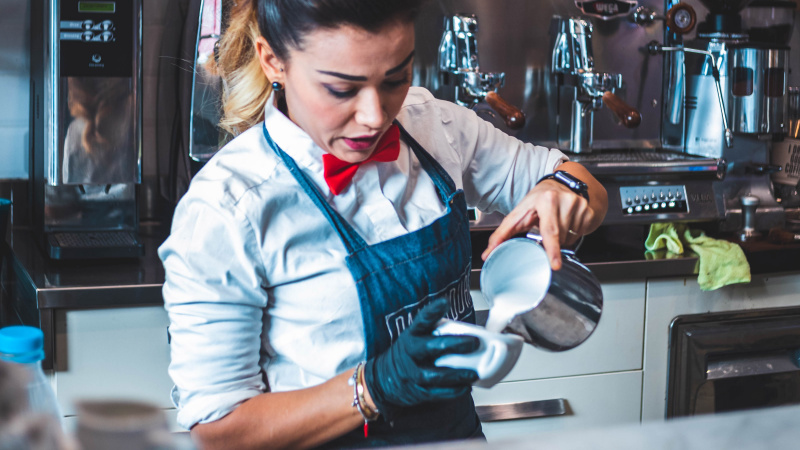 Koronavirusas sparčiai atiminėja darbus ir iš Anglijos lietuvių 