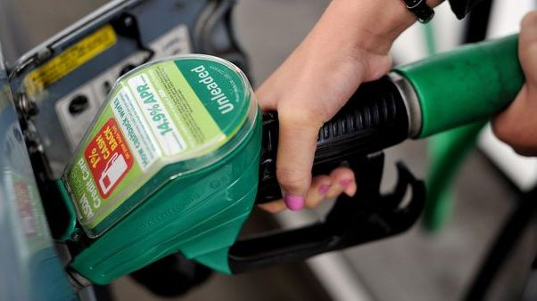 Asociacija: dėl smukusios degalų paklausos daugeliui degalinių JK teks užsidaryti