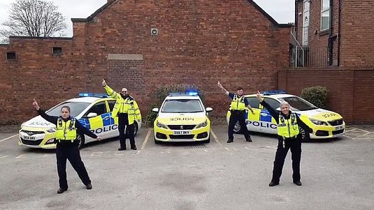 JK policininkai sugalvojo originalų būdą paskatinti žmones likti namuose per karantiną [VIDEO]