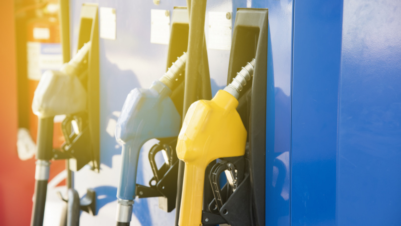 Koronavirusas JK: kodėl benzino kaina artėja prie £1?