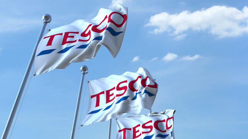 „Tesco“ ragina žmones maisto pirkti vykti į parduotuves