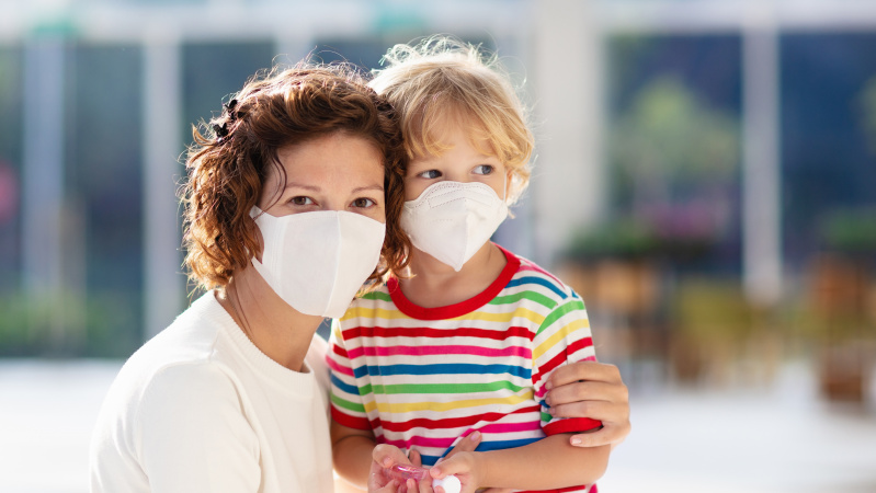 Per 100 gydytojų sako, kad visi JK turėtų dėvėti kaukes