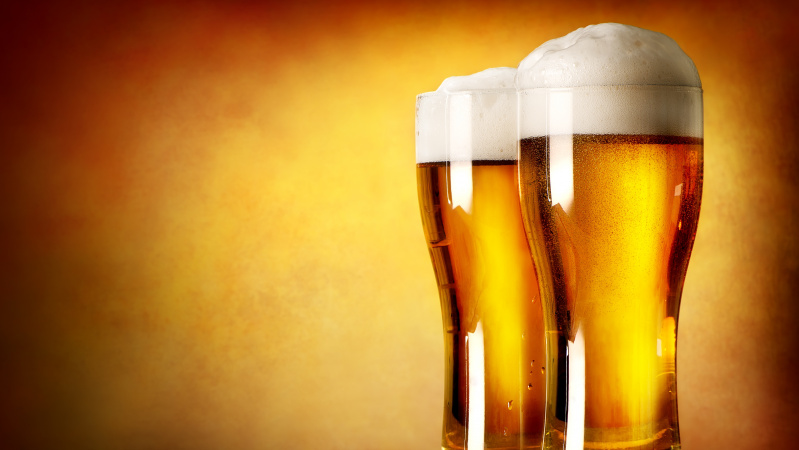 Pasikeitė prioritetas: JK pirkėjai vietoj drabužių perka ... alkoholio